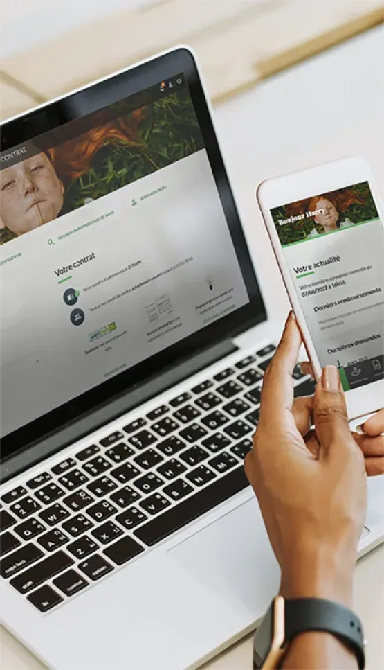 Un ordinateur affichant l'espace adhérent Génération ainsi que sa version application mobile sur un téléphone